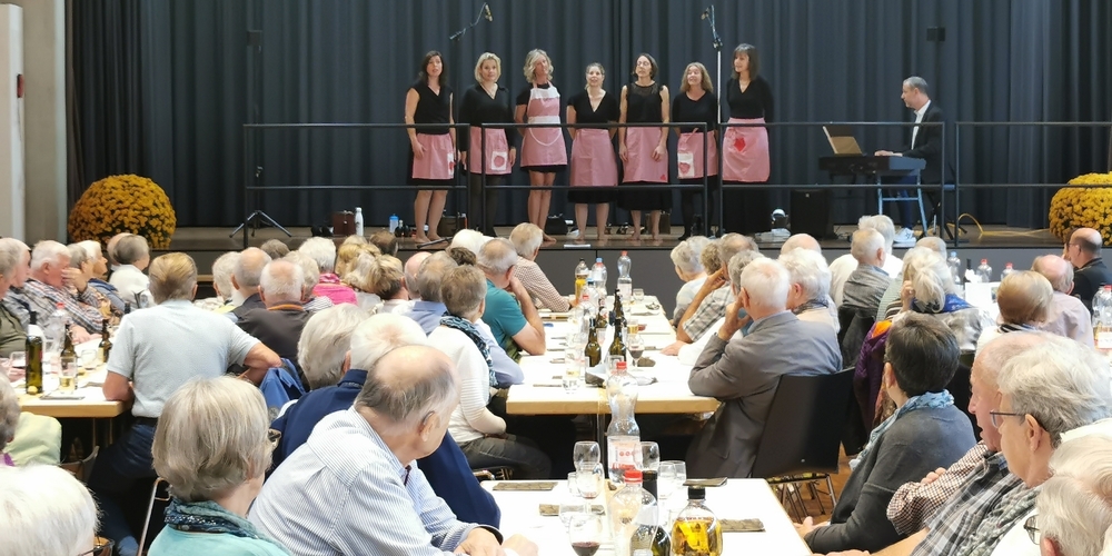 Rund 180 Seniorinnen und Senioren aus dem Dorf Gommiswald und Uetliburg nahmen am Mittagessen und Unterhaltungsnachmittag im Gemeindesaal teil.