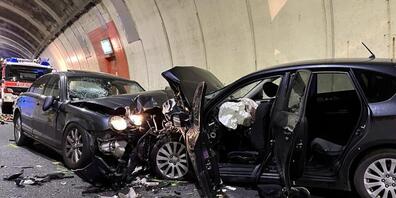 Zwei Autos kollidierten im Mositunnel in Brunnen.