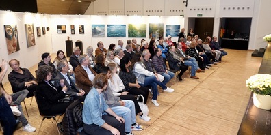 Gut besuchte Vernissage der Kunstausstellung im Kreuz Jona. Die Ausstellung dauert bis Sonntagabend.