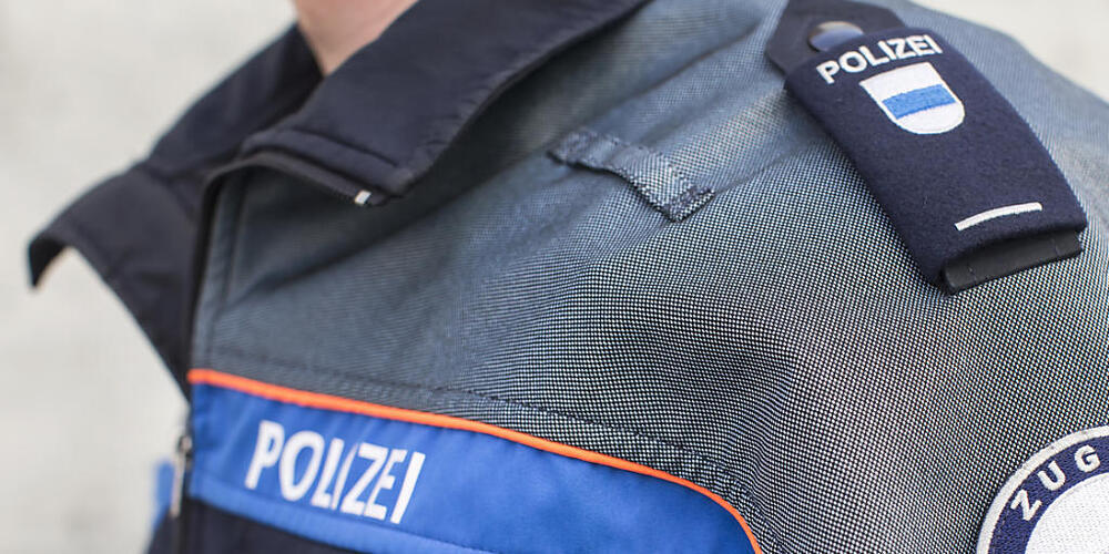 Die Kantonspolizei Zug nahm den Tatverdächtigen bei Vorbereitungsarbeiten für einen weiteren Fahrzeugbrand fest. (Symbolbild)