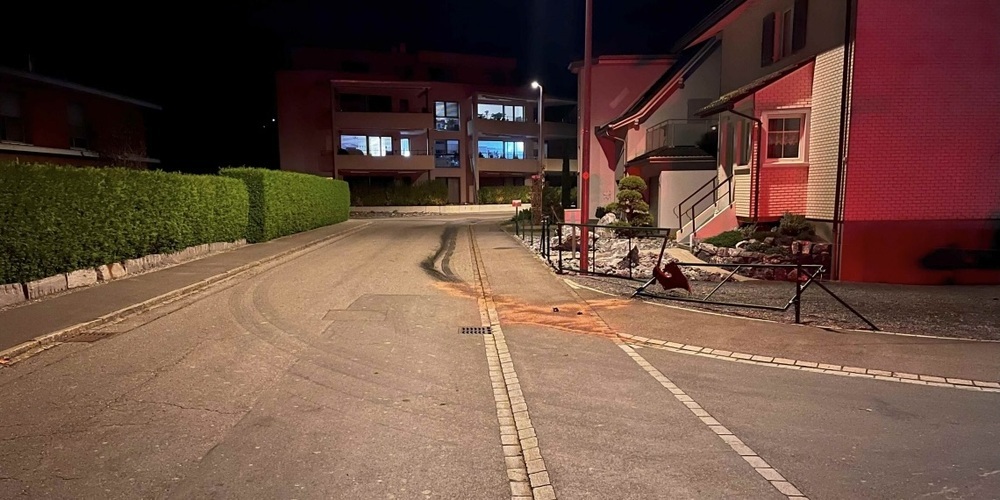 In Benken prallte ein Autofahrer gegen einen Zaun.