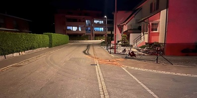 In Benken prallte ein Autofahrer gegen einen Zaun.