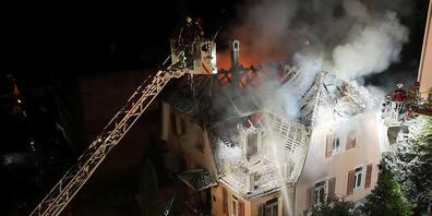 Feuerwehrleute bei der Bekämpfung des Brands in der Nacht auf Sonntag.