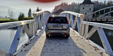 Flotter Anblick: Mutige 93-Jährige auf der Fussgängerbrücke