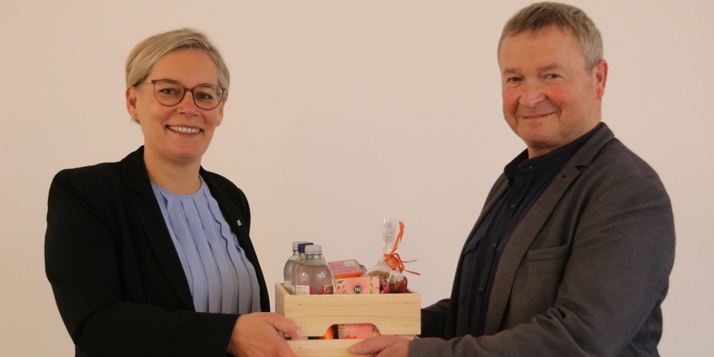 Susann Metzger, neue Regierungsrätin, freut sich über die Gratulation des zurücktretenden Regierungsrats Alfred Stricker