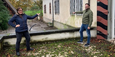  Franziska Zschill  und Stadtrat Daniel Moos zeigen auf die sanierungsbedürftige Liegenschaft und Vorplatz.