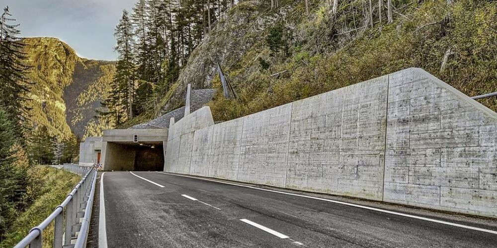 Zum 28,6 Millionen Franken teuren Projekt gehören neben dem neuen Tunnel Val Alpetta auch der Bau mehrerer Stützmauern, Tagbauten am Ost- und Westportal und Arbeiten am Trassee.
