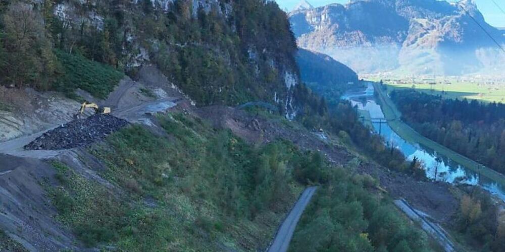 Beim Erdrutsch von letzter Woche wurde ein Uferweg der Linth komplett verschüttet. Die dadurch ausgelöste Verstopfung des Flusses kann noch nicht entfernt werden.