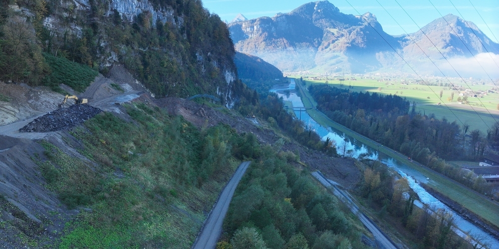 Drohnenbild des Erdrutschgebietes am Escherkanal der Linth in der Gemeinde Glarus Nord.