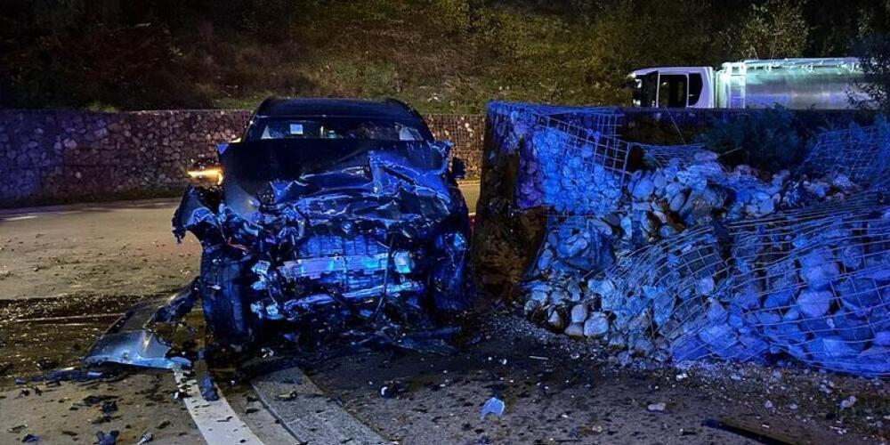Die Frau prallte im Kreisel gegen mehrere Steinkörbe und richtete einen grossen Sachschaden an.