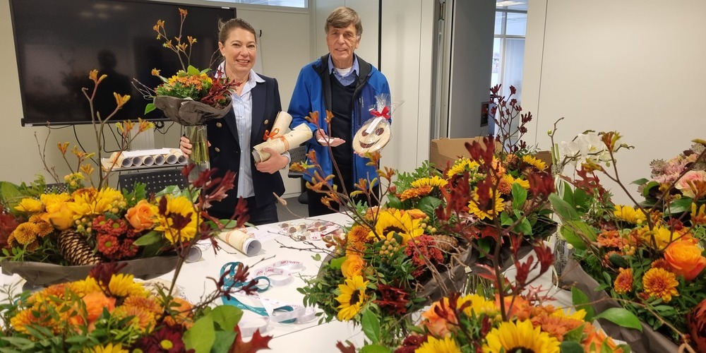 Petra Zangerl von der Krebsliega Ostschweiz mit Fahrer Karl Graf