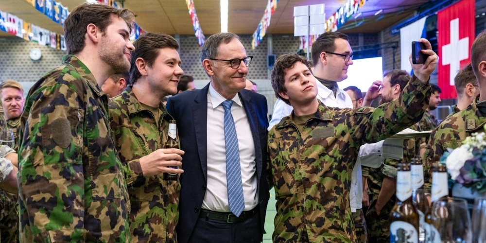 Mario Fehr mischt sich unter die Armeeangehörigen. 
