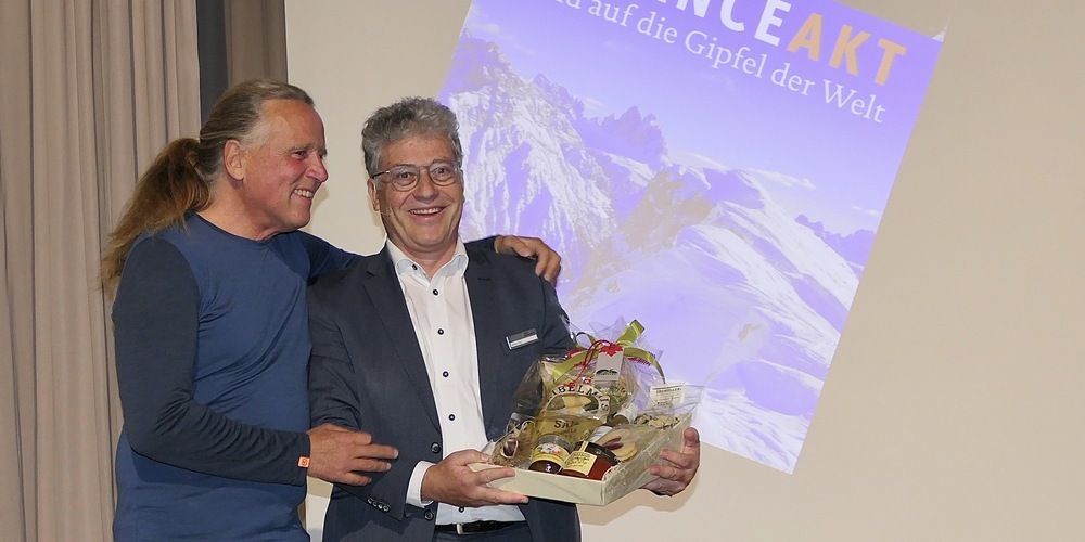 Andy Holzer (li.) mit dem Niederlassungsleiter der SGKB Altstätten Markus Thür