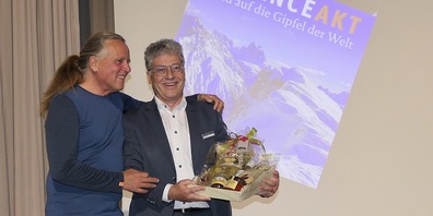 Andy Holzer (li.) mit dem Niederlassungsleiter der SGKB Altstätten Markus Thür