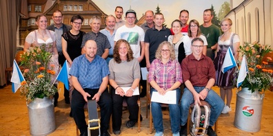 Auch regionale Milchproduzenten wurden ausgezeichnet: Andreas und Karin Imhof (2. Reihe 3. /4. v. l.), Markus Weilenmann (hinten ganz rechts)