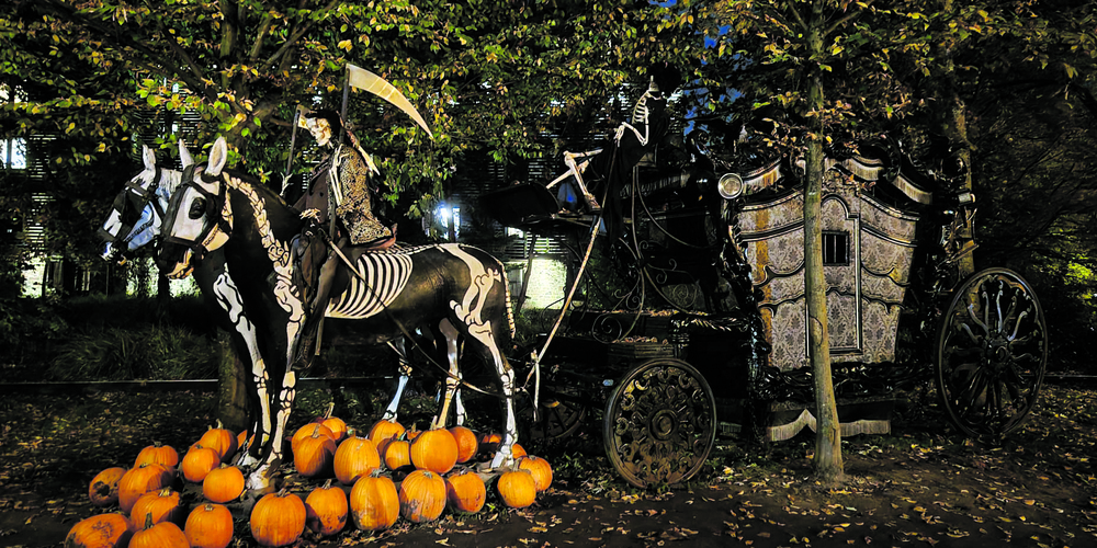 Zu dieser Jahreszeit reist der König der Unterwelt viel in der Hölle umher. Denn wenn sich die Tore zu unserer Welt öffnen, müssen all seine Edelmänner und Generäle ihre Horden an Untoten, Dämonen und anderen grässlichen Kreaturen von der Leine lassen.