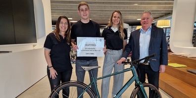 Maria Fattore und Tanja Klipfel von Tour de Suisse und Stadtpräsident Thomas Niederberger überreichen Yves Herzog den Hauptpreis.