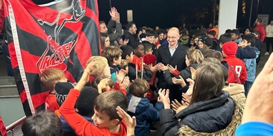 FCK Juniorinnen und Junioren und Stadtpräsident René Huber