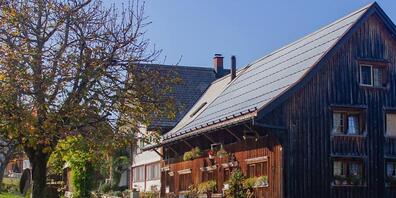 Im Kanton St. Gallen sollen Solaranlagen auf geschützten Bauten künftig je nach Wert der Dachlandschaft einfacher bewilligt werden.