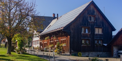 Photovoltaik-Anlage auf einem Gebäude im geschützten Ortsbild von Fürschwendi in Eggersriet.