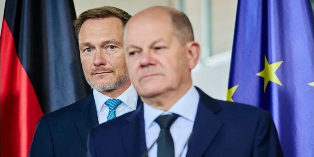 Verzweiflungstat? Bundeskanzler Scholz (vorne) setzt Finanzminister Lindner vor die Tür.