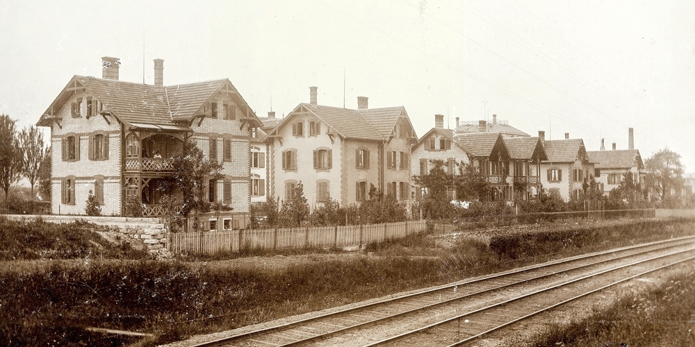 Es steht heute noch, das Ensemble von Arbeiter- und Handwerkerwohnhäusern an der Oleanderstrasse oberhalb des Bahnareals. Es wurde 1890 erbaut. Die Bauherrschaft war der Gemeindepräsident Ernst Frei. 