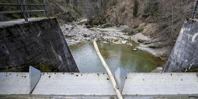 Im Kanton Schwyz werden über 70 Prozent der Stromproduktion mit Wasserkraft erzielt. Das Bild zeigt das Stauwehr Sihlhöfe des Kraftwerks EW Höfe und EW Schindellegi am Fluss Sihl. (Archivbild)