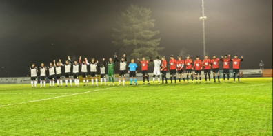 Die Spieler beider Vereine FC Uznach und Wängi grüssen die Zuschauer.