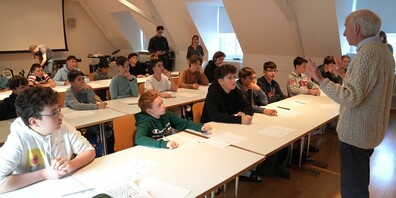 Gespanntes Zuhören – Timothy O'Neill, der beste Kalligraf aus Irland, ist kein alltäglicher Gast.
