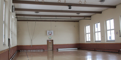 Ordentlich in die Jahre gekommen: die alte Turnhalle in Lachen.