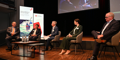 Die Podiumsdiskussion wurde von Moderator Reto Lipp (mitte) geführt. 