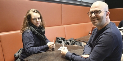 Ladina Scholz und Dominik Vordermann verbringen selber viel Zeit mit gemeinsamem Spielen. Kartenspiele mögen sie besonders.