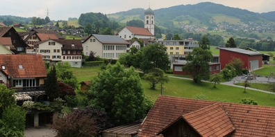 In Ernetschwil droht ein Mangel an Schulraum. Der Gemeinderat Gommiswald will auf das Schuljahr 2026/27 hin baulich Abhilfe schaffen. (Archivbild)
