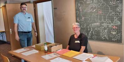 Marianna Dürr (rechts) und Stefan Lippitsch vom Team ReparierBar Prättigau