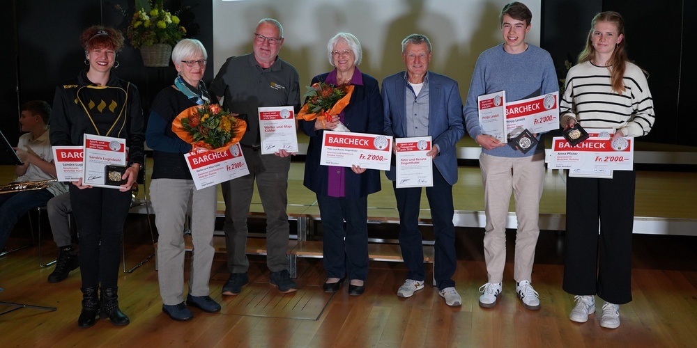 Die Preisträger der «Wetziker Flamme» 2024 (v.l.): Sandy Luginbühl, Maja und Walter Kübler, Renata und Peter Siegenthaler, Philipp Landolt und Anna Pfister.