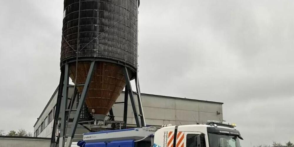 Für die Schneeräumung wird in diesem Winter erstmals ein batterieelektrischer Lastwagen eingesetzt.