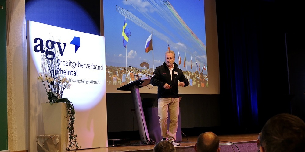 Der Pilot und ehemalige Chef der «Patrouille Suisse» Daniel Hösli gab in seinem unterhaltsamen Vortrag humorige Tipps zur Entscheidungsfindung
