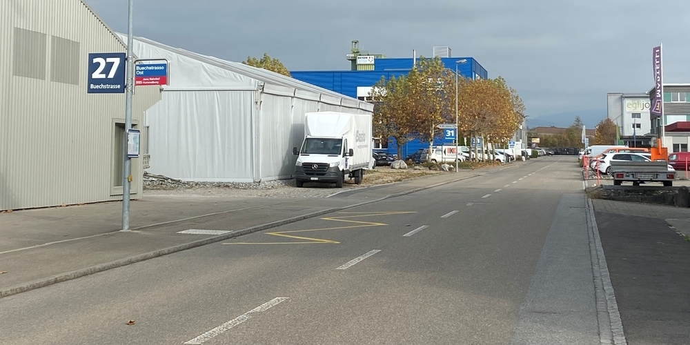 Die heutige Bushaltestelle «Buechstrasse Ost» genügt den Vorgaben des Behindertengleichstellungsgesetzes (BehiG) nicht.