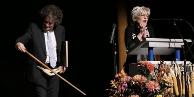 Erstaunt und gerührt   betrachtet Hanno Loewy den ihm von Christa Köppel gerade überreichten Spazierstock des Paul Grüninger