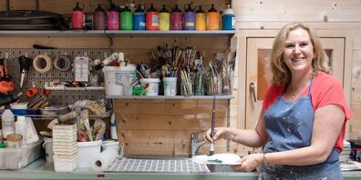 Adele Schädler in ihrem Atelier in Triesenberg