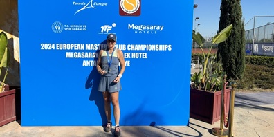 Rita Zenunaj mit Medaille und Pokal von der Team-EM.