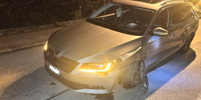 Rund 40 Meter nach der Randstein-Kollision kam das Auto zum Stehen. Der Lenker blieb unverletzt, musste aber eine Blut- und Urinprobe abgeben.