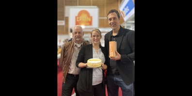 Die Geschäftsleitung der Bäckerei-Konditorei Nafzger in Wängi mit Inhaberin Romina Nafzger, freut sich über den Preis mit ihrer berühmten Thurgauer Mosttorte.