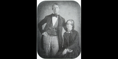 Eine Aufnahme aus dem Jahr 1852 zeigt den einstigen Rechtsanwalt Johann Bernhard Spyri (1821-1884) zusammen mit seiner Verlobten Johanna Louise Heusser (1827–1901).