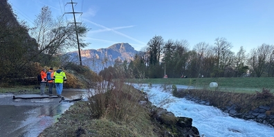 Beim Erdrutsch wurde das rechte Ufer der Linth (Escherkanal) zur Flussmitte hin verschoben und blockiert nun einen Teil des Escherkanals.