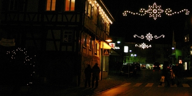 Die künftige Weihnachtsbeleuchtung soll Kugeln als Licht- und Treffpunkte sowie weihnachtliche Elemente wie z.B. Sterne enthalten. (Symbolbild)