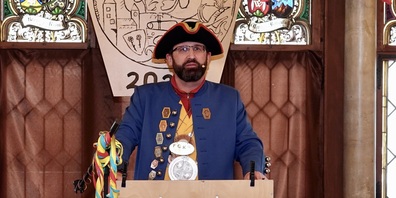 Schellegoggi Zunftmeister Adrian Pfister gibt die Fasnacht frei.