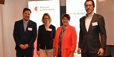 Präsentierten den jüngsten PMI Kanton Schwyz: (v. l.) Thomas Rühl (SZKB), Martina Tresch (Amt für Wirtschaft), Volkswirtschaftsdirektorin Petra Steimen-Rickenbacher und Adrian Eggenberger (SZKB).