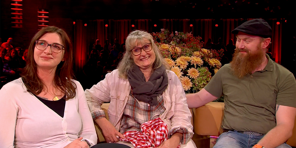 Die Höfnerin Daniela Koch (Mitte) ist sichtlich berührt. Sie hat ihrem Schwiegersohn (r.) ohne gross zu überlegen eine Niere gespendet. Ihre Tochter (l.) bedankte sich dafür bei ihr in der Sendung «Happy Day».