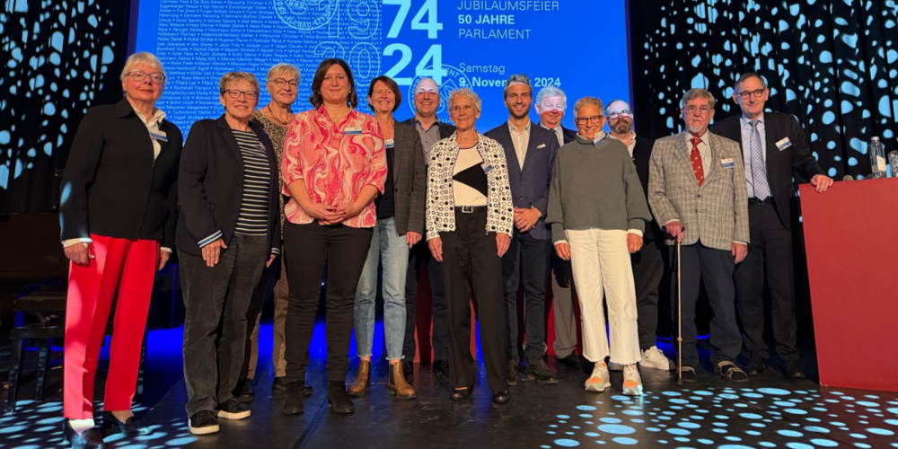 Auf einer Bühne vereint: In 50 Jahren prägten Politikerinnen und Politiker, die sich im Grossen Gemeinderat, Stadtparlament und Stadtrat engagierten, die Politik massgeblich.